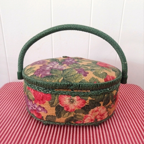 Vintage Sewing Box With Notions - Picture 9 of 14